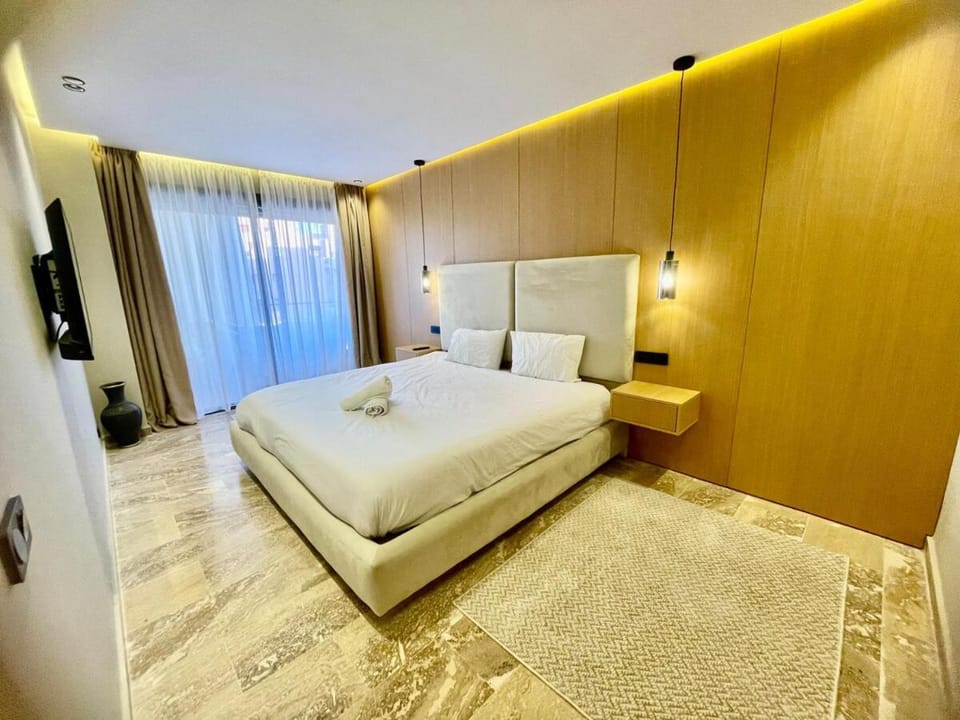 Bed, TV and multimedia, Photo of the whole room, Bedroom