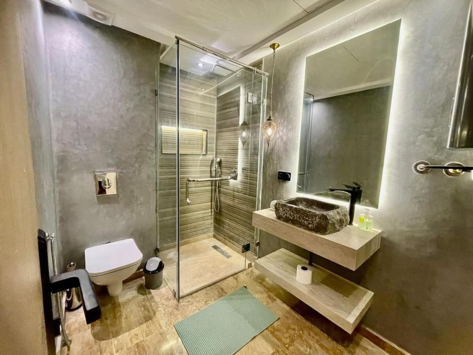 Shower, Toilet, Bathroom, towels