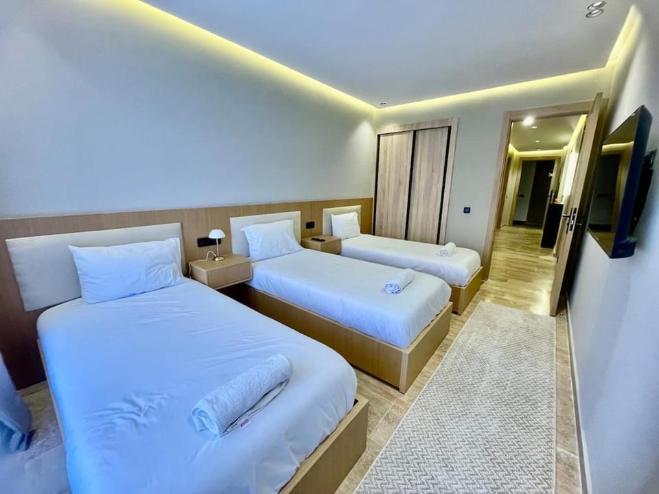Bed, TV and multimedia, Photo of the whole room, Bedroom