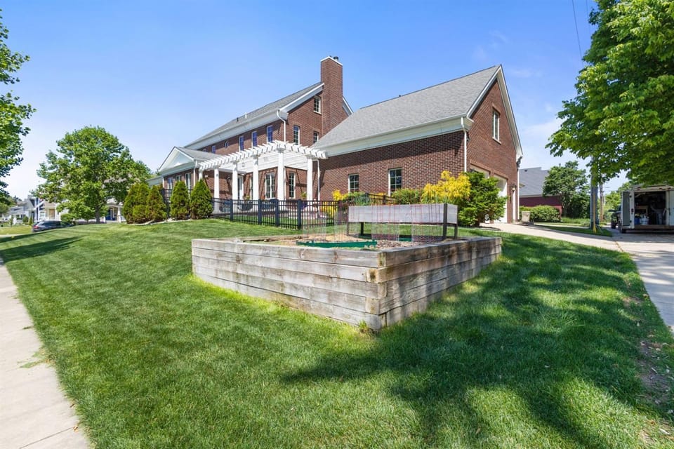 The Irish Grand4BR Home 05 Mi to ND Sleeps 20 House in South Bend