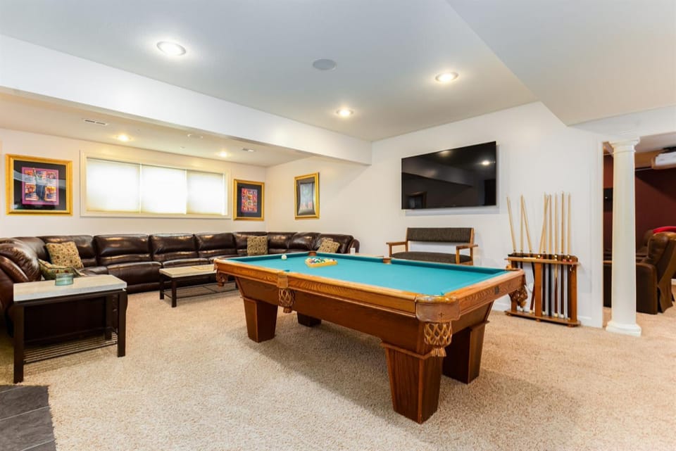 The Irish Grand4BR Home 05 Mi to ND Sleeps 20 House in South Bend