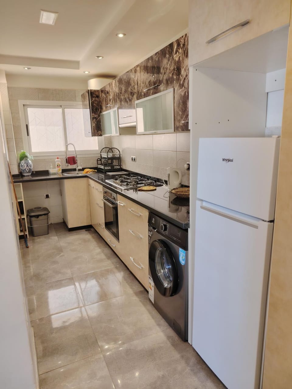 Kitchen or kitchenette, oven, washing machine