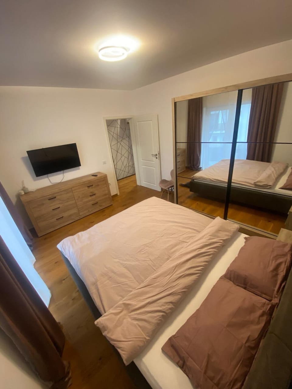 Bed, TV and multimedia, Photo of the whole room, Bedroom