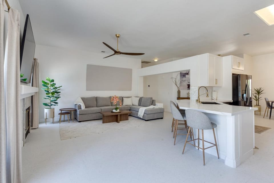 Renovated Family Home with Pool in Cathedral City! House in Cathedral City