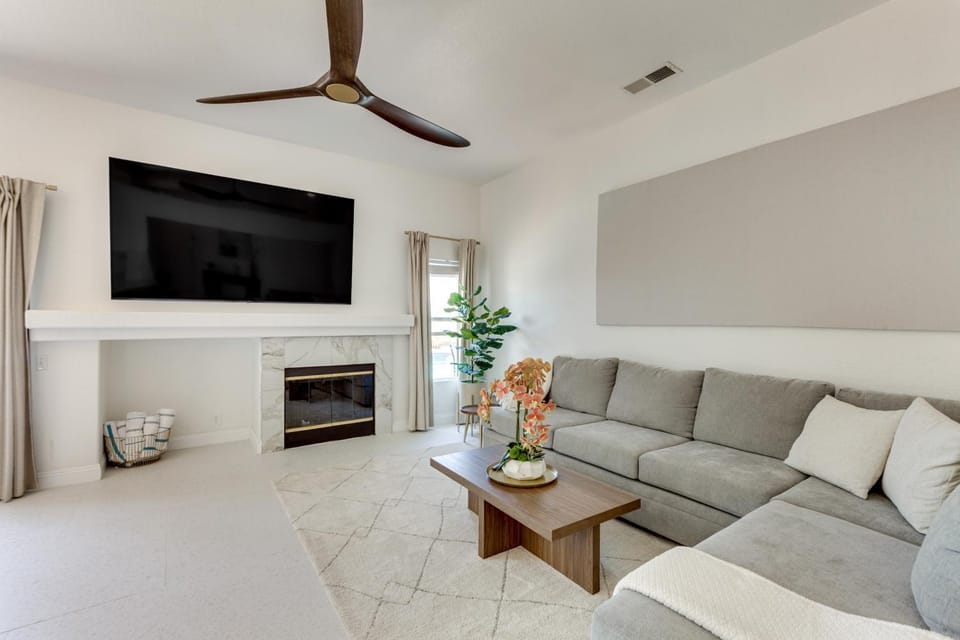 Renovated Family Home with Pool in Cathedral City! House in Cathedral City