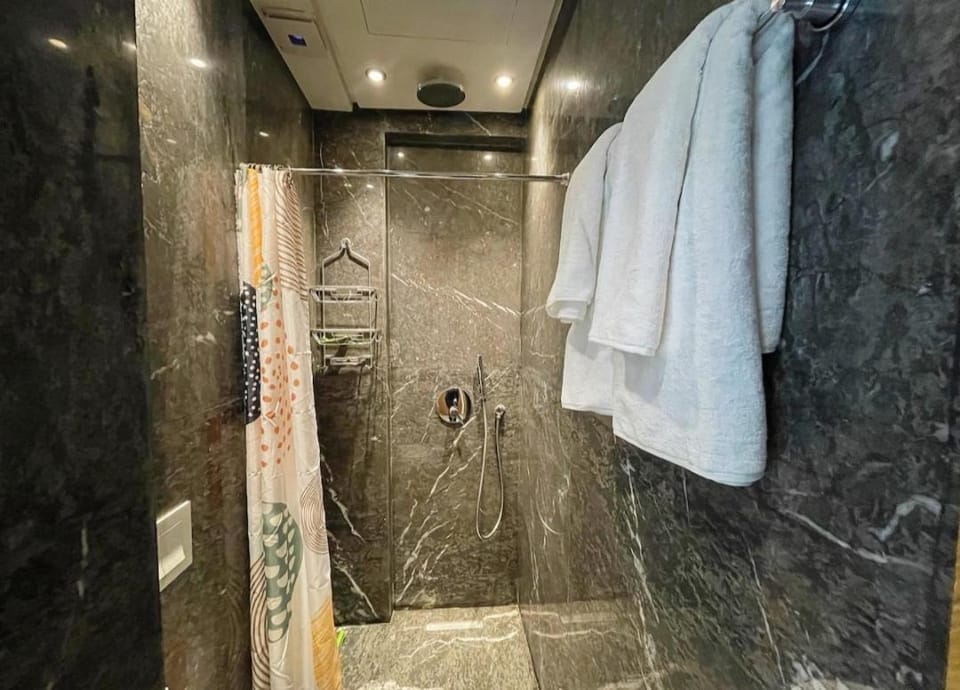 Luxury Modern Studio with Netflix, Kitchen and Free Parking Elite Garden, Marrakesh Apartment in Fez-Meknès