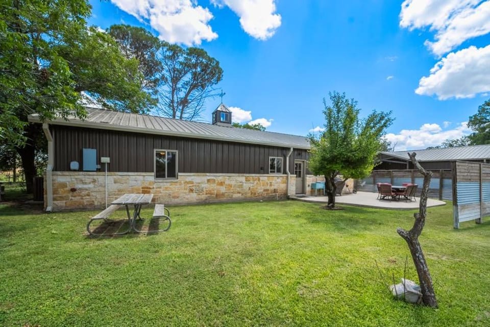 2BR Retreat-Pickleball-Hot Tub-Dog Friendly House in Fredericksburg