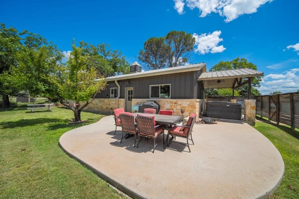 2BR Retreat-Pickleball-Hot Tub-Dog Friendly House in Fredericksburg