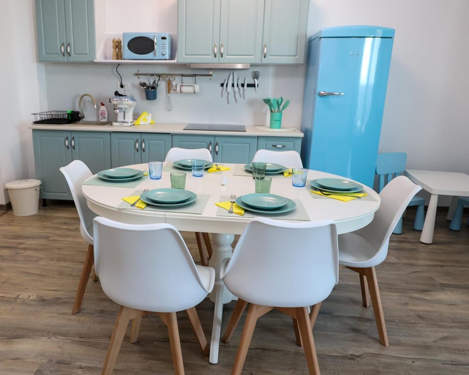 Kitchen or kitchenette, Dining area, kitchen