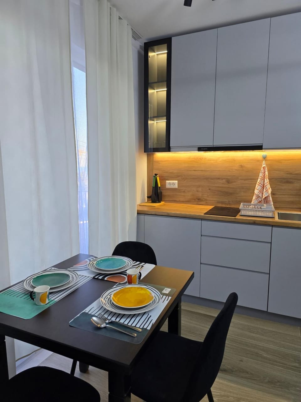 Kitchen or kitchenette, Dining area