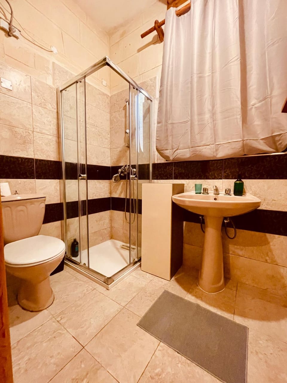 Shower, Toilet