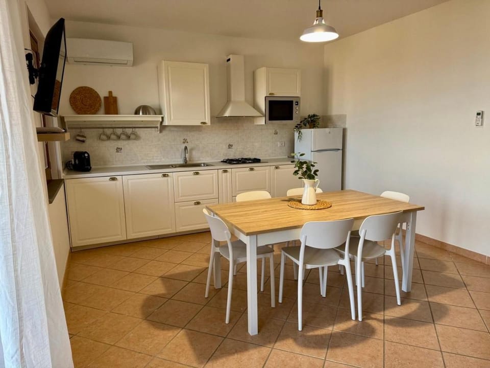 Kitchen or kitchenette, Dining area, oven, stove