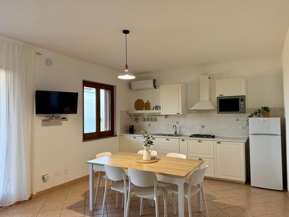 TV and multimedia, Kitchen or kitchenette, Dining area, oven, stove