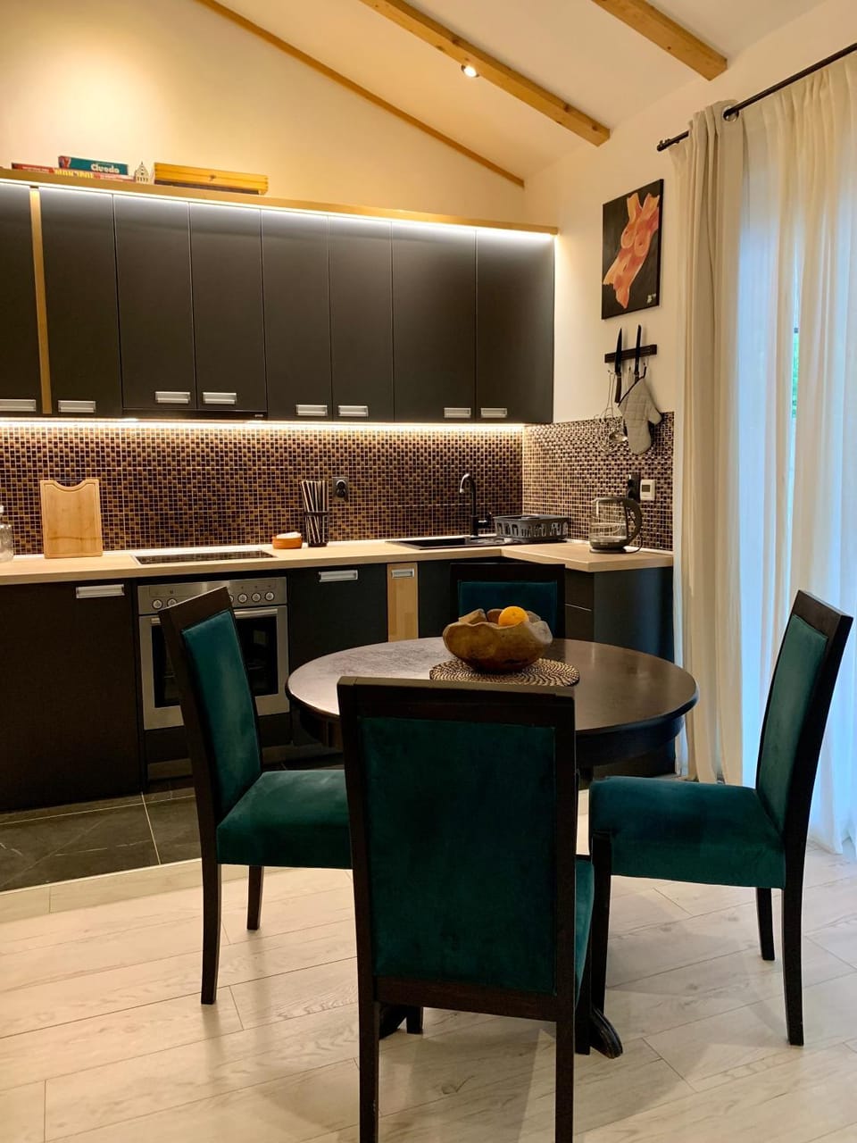 Kitchen or kitchenette, Dining area