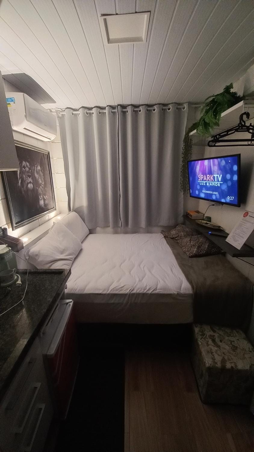 Bed, TV and multimedia, Photo of the whole room, Bedroom