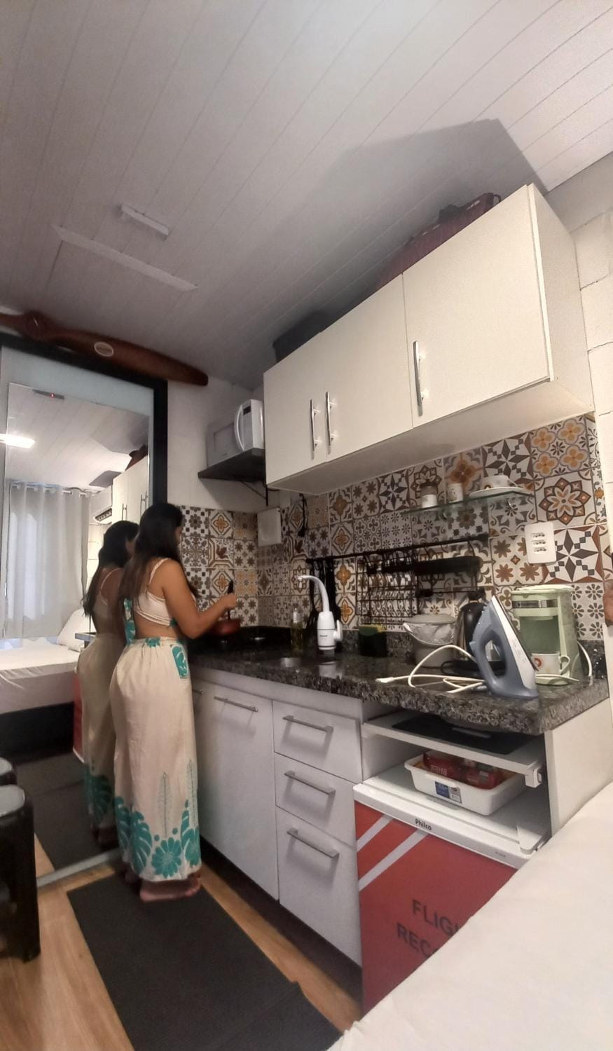 Kitchen or kitchenette, minibar, stove