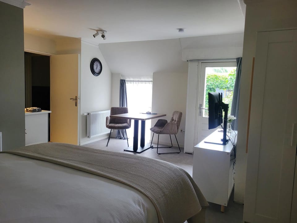 Bed, TV and multimedia, Kitchen or kitchenette, Seating area, Dining area, Bedroom, Garden view