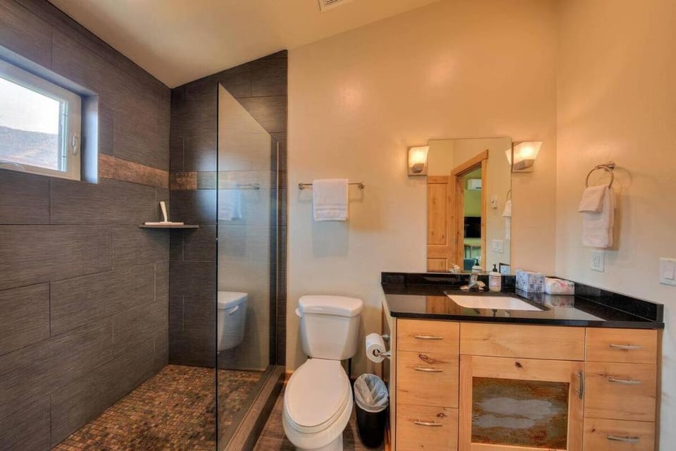Shower, Toilet, Bathroom, towels