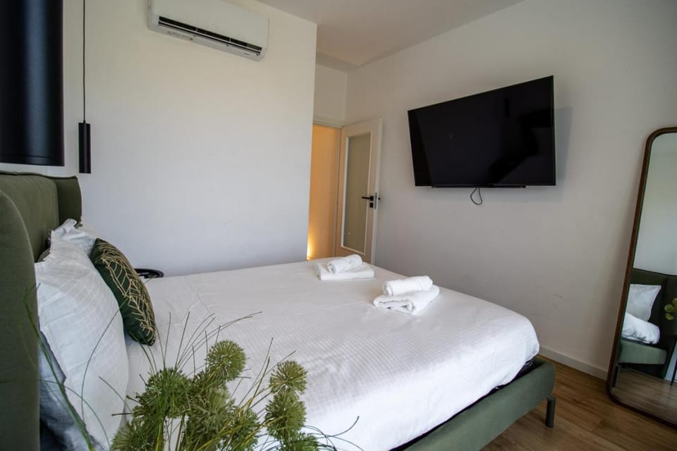 Bed, TV and multimedia, Photo of the whole room, Evening entertainment, Bedroom, towels, air conditioner