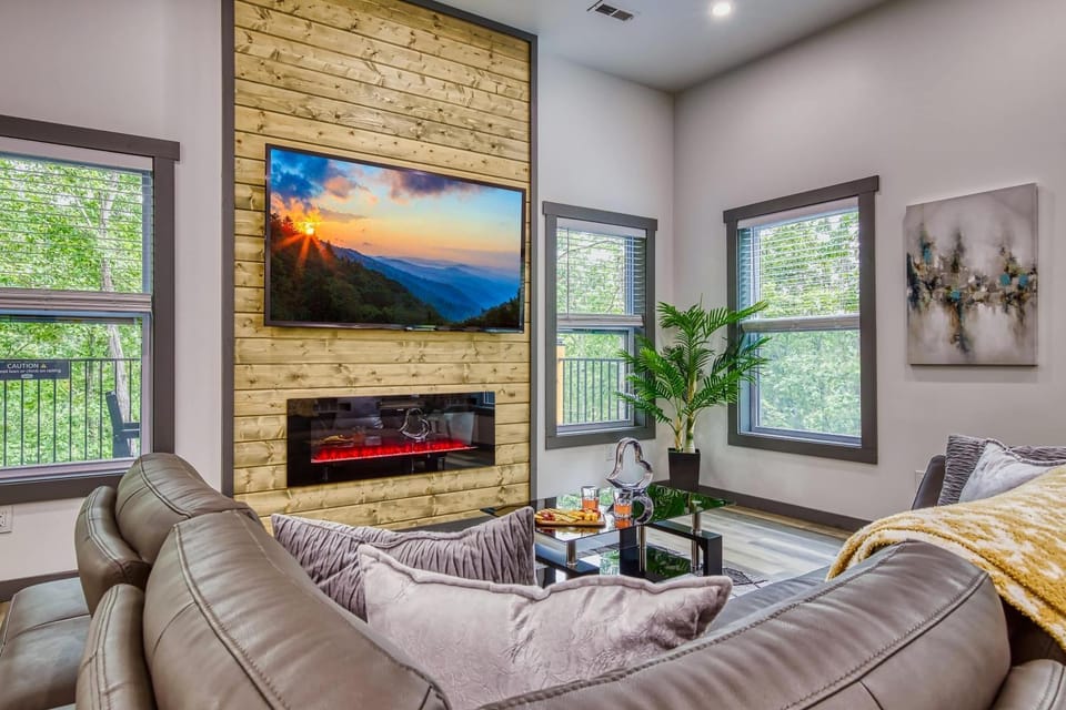 Bearfoot Getaway - New Lux Cabin Hot Tub Pool Cabin in Gatlinburg