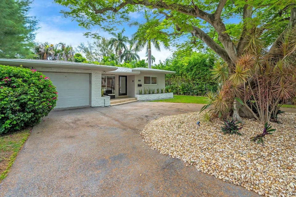 TROPICAL Villa with POOL in Private Island Villa in North Bay Village