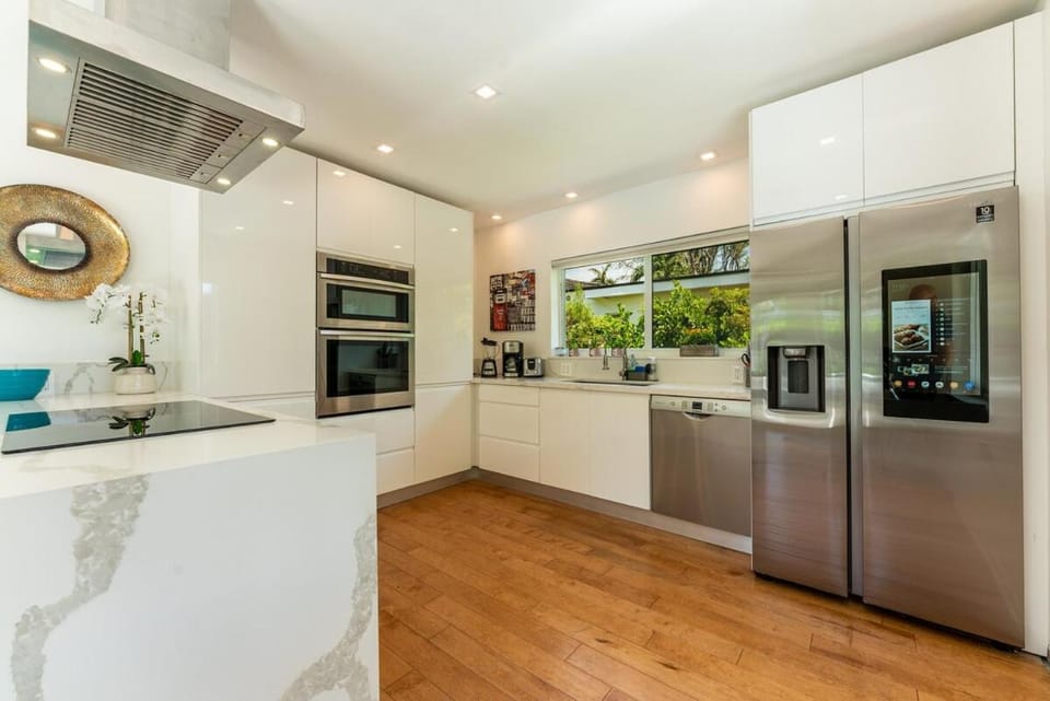 TROPICAL Villa with POOL in Private Island Villa in North Bay Village