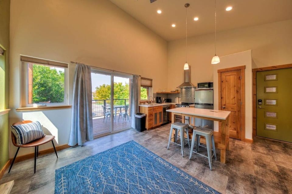 Kitchen or kitchenette, Dining area, oven, stove