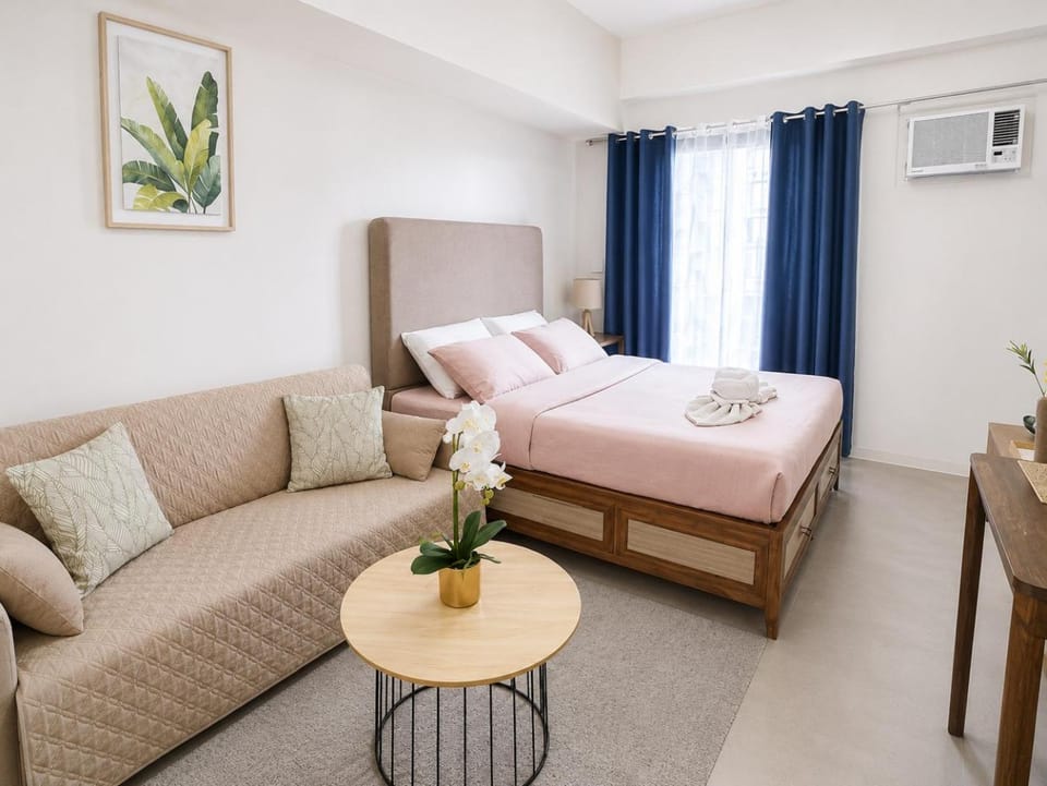 Bed, Photo of the whole room, Seating area