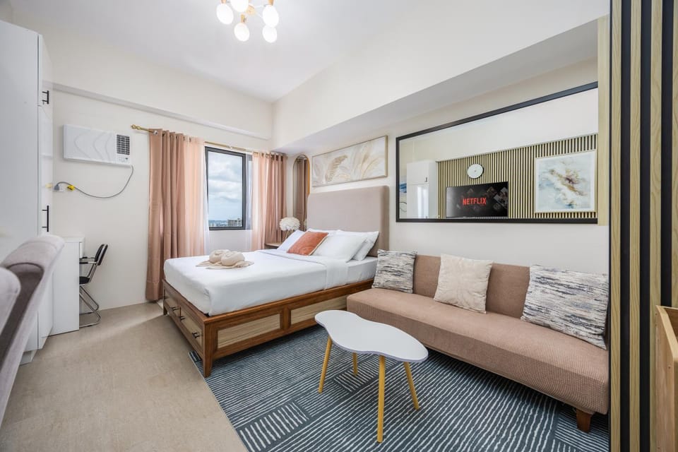 Bed, Photo of the whole room, Seating area, Bedroom