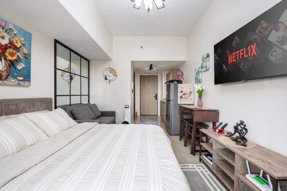 Bed, TV and multimedia, Photo of the whole room