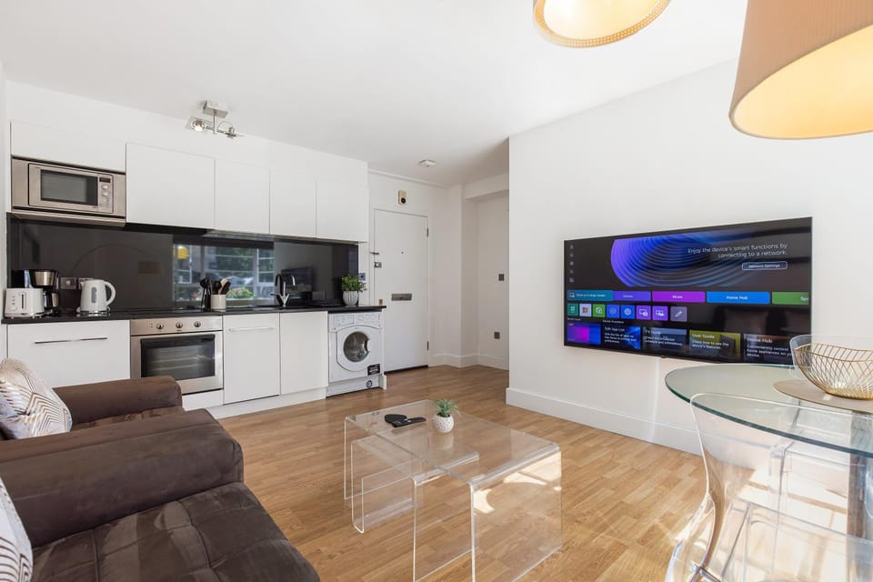 TV and multimedia, Kitchen or kitchenette, Living room, Seating area, oven, toaster