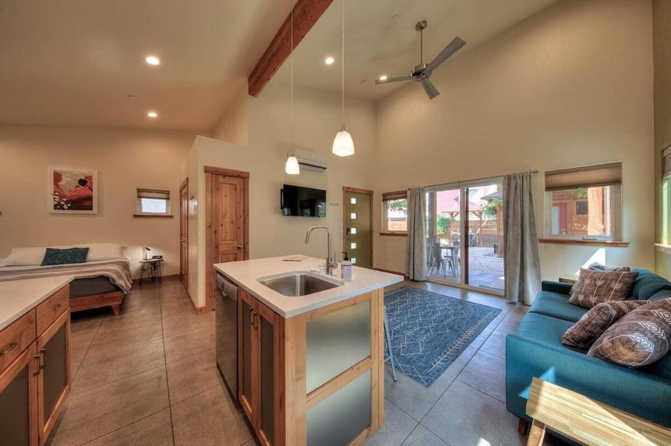 TV and multimedia, Kitchen or kitchenette, Living room, Seating area