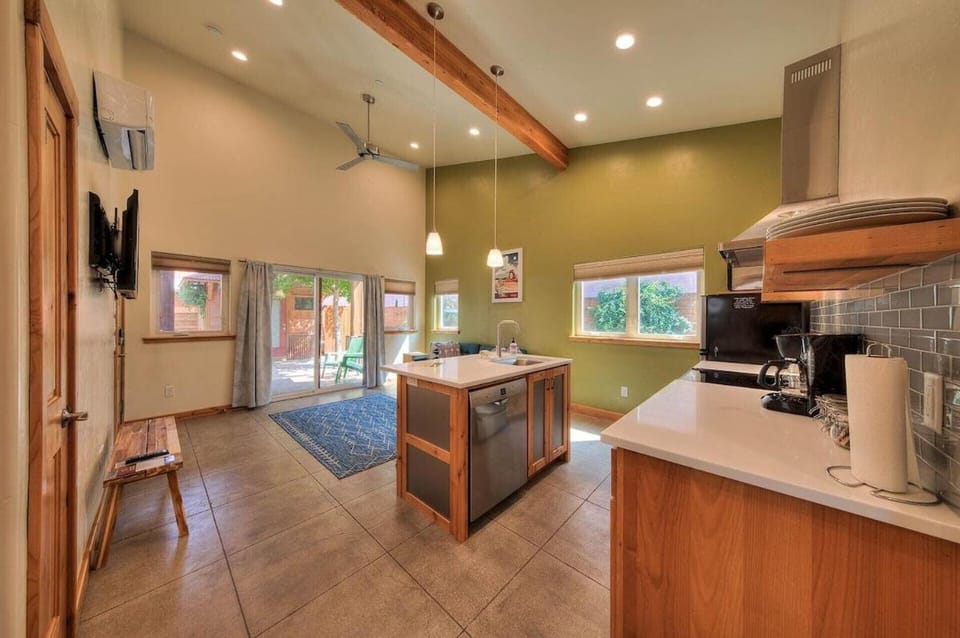 TV and multimedia, Coffee/tea facilities, Kitchen or kitchenette, stove