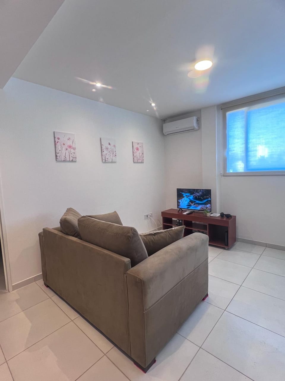 Communal lounge/ TV room, TV and multimedia, Living room, Seating area, Evening entertainment, air conditioner