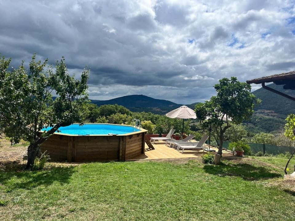 Casale in collina immerso nel verde con Piscina e ampio giardino Villa in Umbria
