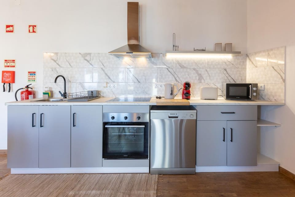 Coffee/tea facilities, Kitchen or kitchenette, dishwasher, oven, stove, toaster