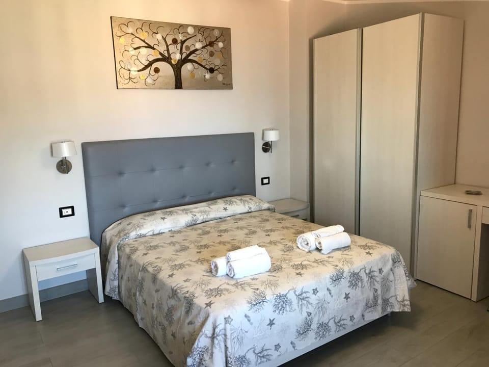 Bed, Photo of the whole room, Decorative detail