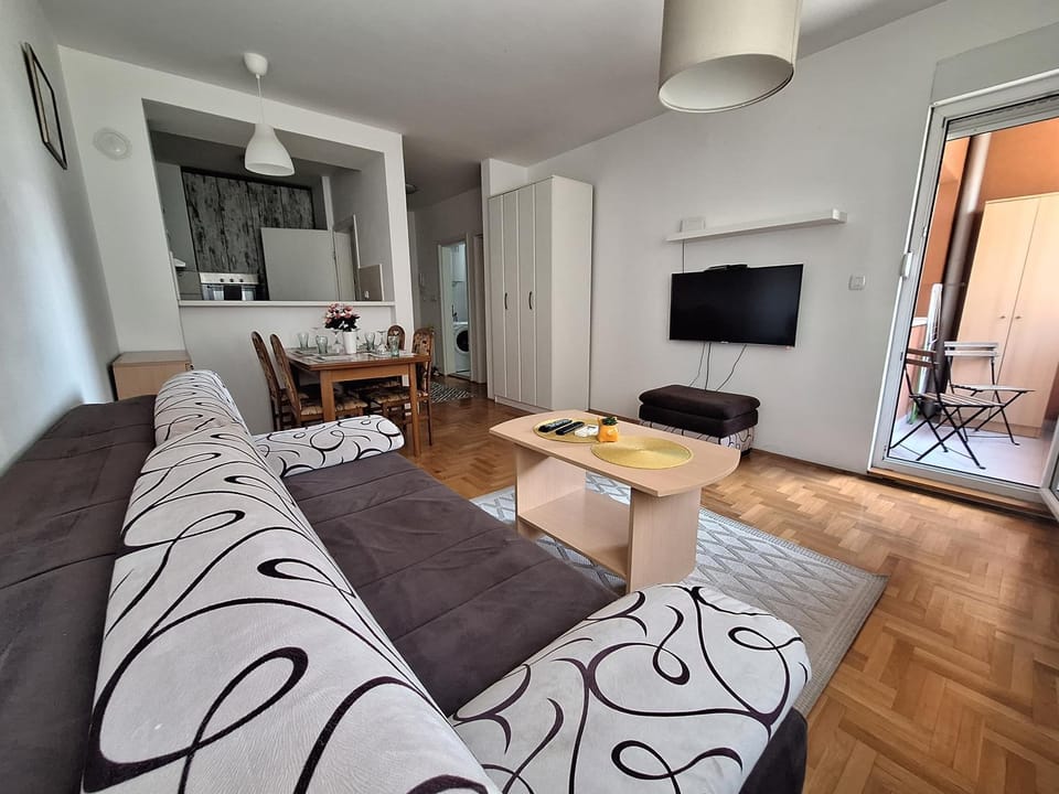 TV and multimedia, Living room, Seating area, Dining area