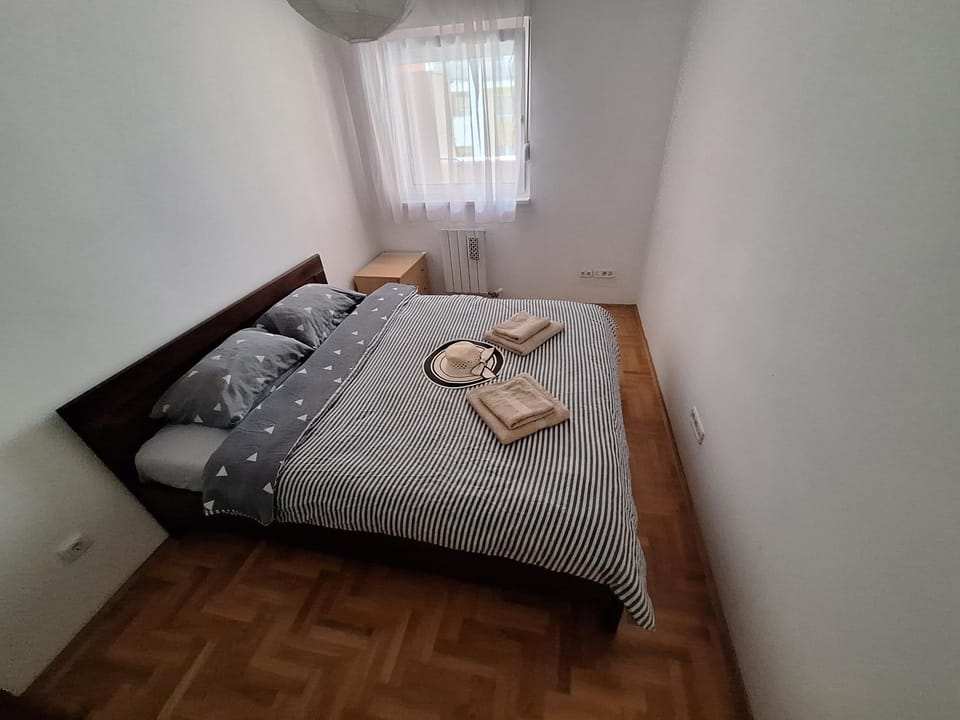 Bed, Bedroom, towels