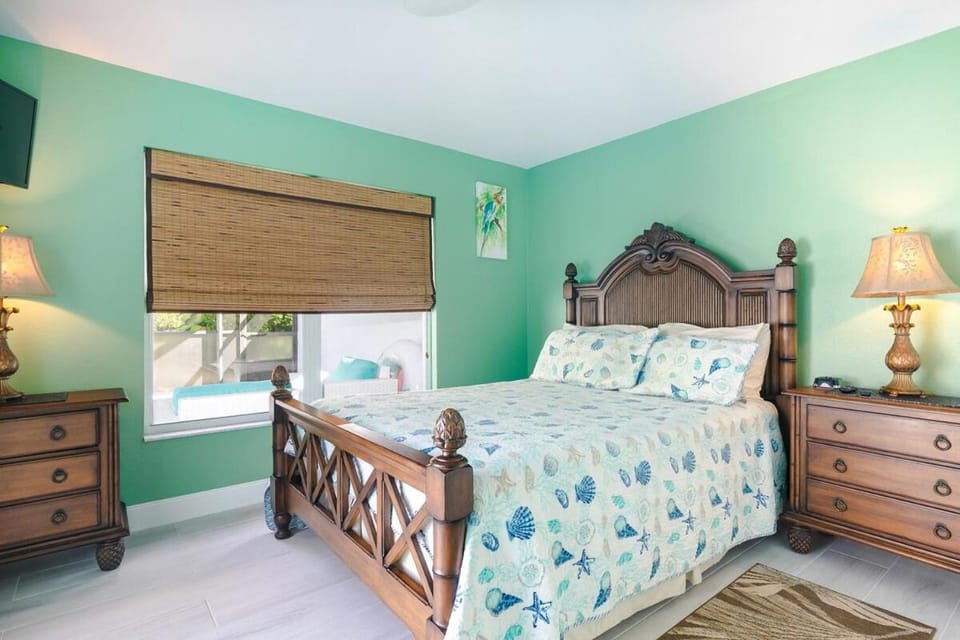 Luxury 3 Bed 2 Bath Home with Pool and Spa House in Collier County