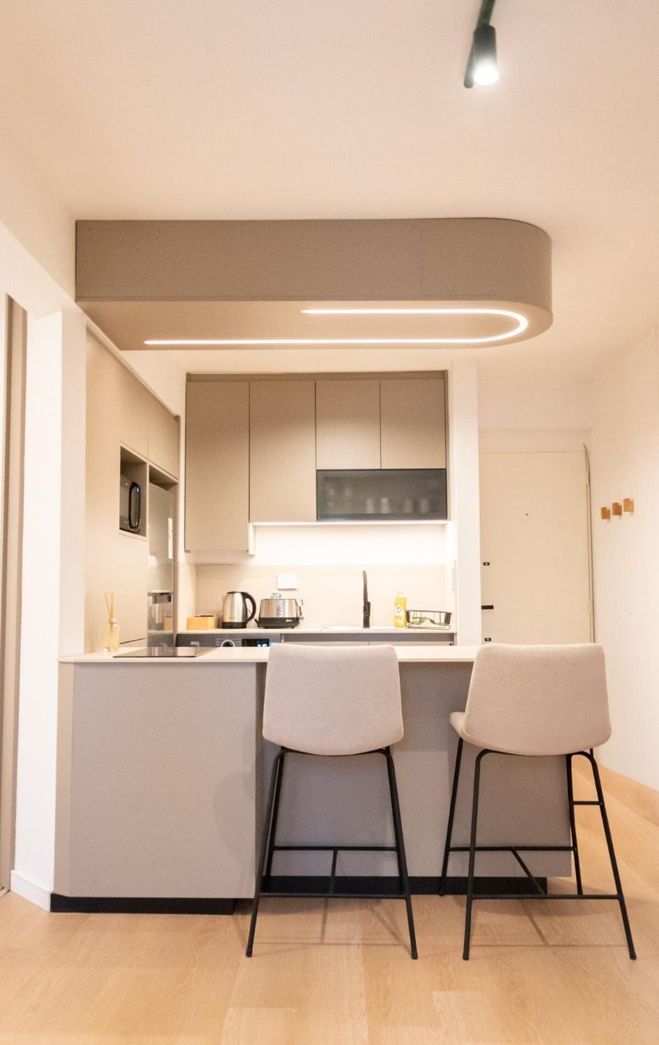 Coffee/tea facilities, Kitchen or kitchenette, Dining area, stove