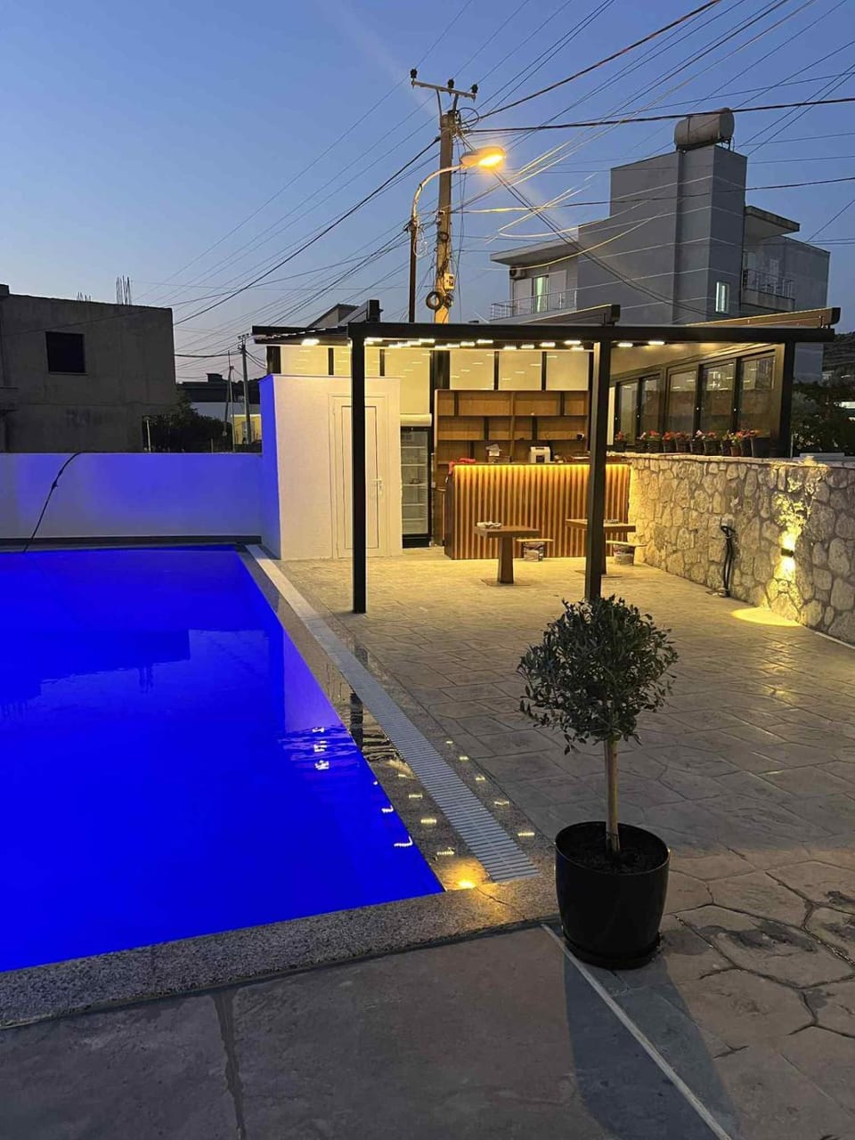 Property building, Patio, Restaurant/places to eat, Night, Lounge or bar, Pool view, Swimming pool
