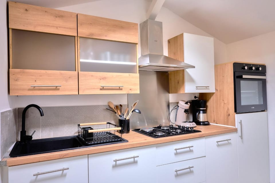 Coffee/tea facilities, Kitchen or kitchenette, dishwasher, stove, toaster