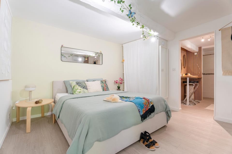 Bed, Kitchen or kitchenette, Bedroom
