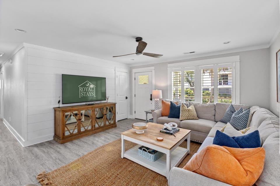 Palms of Hart- 2 Blocks from Beach, Dog Friendly House in Isle of Palms