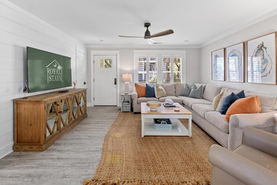 Palms of Hart- 2 Blocks from Beach, Dog Friendly House in Isle of Palms