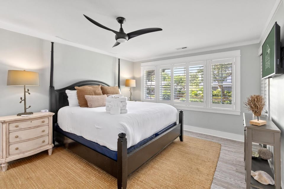 Palms of Hart- 2 Blocks from Beach, Dog Friendly House in Isle of Palms