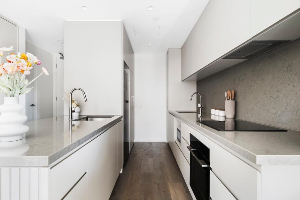 Bright and Modern 1BR Apt with Balcony and Parking Apartment in Melbourne