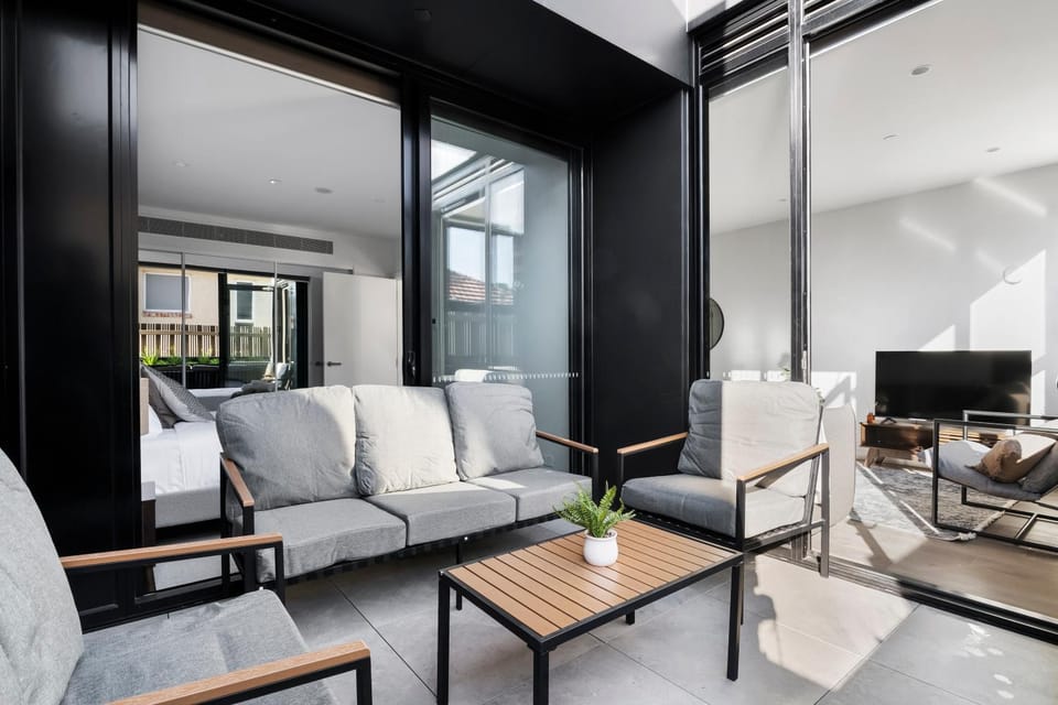 Bright and Modern 1BR Apt with Balcony and Parking Apartment in Melbourne