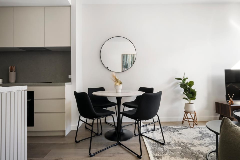 Bright and Modern 1BR Apt with Balcony and Parking Apartment in Melbourne